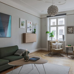 Inspiration för ett skandinaviskt vardagsrum, med grå väggar, ljust trägolv och beiget golv