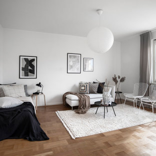 Inspiration för ett mellanstort skandinaviskt allrum med öppen planlösning, med vita väggar och brunt golv