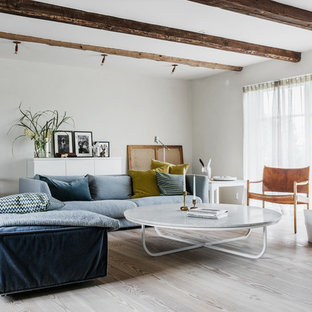 Idéer för ett eklektiskt vardagsrum, med vita väggar, ljust trägolv och beiget golv