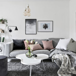 Inspiration för mellanstora minimalistiska vardagsrum, med grå väggar, målat trägolv och gult golv