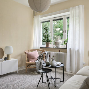 Idéer för ett minimalistiskt vardagsrum, med ett bibliotek och beige väggar