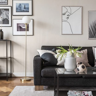 Inspiration för nordiska vardagsrum, med beige väggar, mellanmörkt trägolv och beiget golv