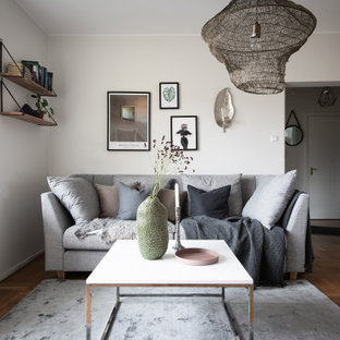 Idéer för att renovera ett funkis vardagsrum, med vita väggar, mellanmörkt trägolv och brunt golv
