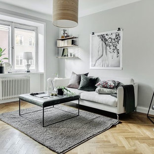 Inredning av ett skandinaviskt litet separat vardagsrum, med grå väggar, beiget golv och ljust trägolv