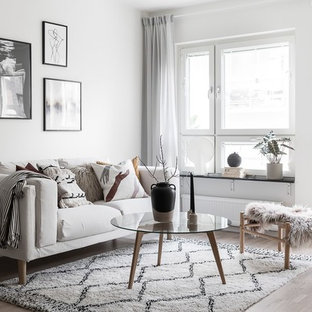 Inspiration för skandinaviska allrum med öppen planlösning, med vita väggar och ljust trägolv