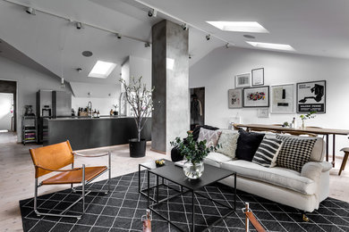 Ejemplo de salón para visitas abierto nórdico grande sin chimenea con paredes blancas y suelo de madera clara
