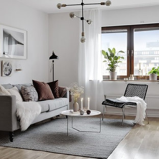 Bild på ett minimalistiskt separat vardagsrum, med vita väggar, ljust trägolv och beiget golv
