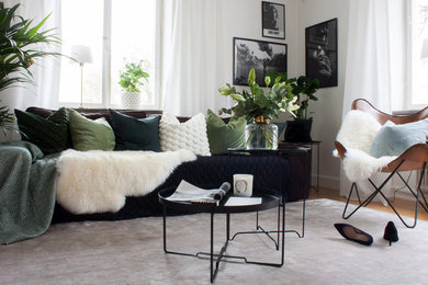 Klassisches Wohnzimmer mit weißer Wandfarbe und hellem Holzboden in Stockholm