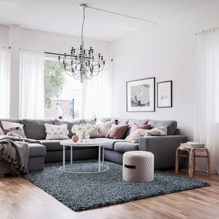 Inspiration för ett nordiskt vardagsrum, med vita väggar, ljust trägolv och beiget golv