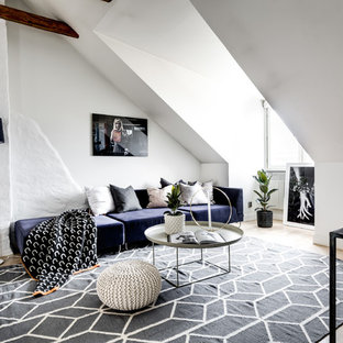 Bild på ett stort minimalistiskt allrum med öppen planlösning, med ett finrum, vita väggar, ljust trägolv och beiget golv
