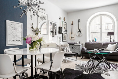 Mittelgroßes, Repräsentatives, Fernseherloses, Offenes Modernes Wohnzimmer mit weißer Wandfarbe und hellem Holzboden in Stockholm