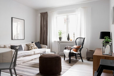 Esempio di un soggiorno minimalista con pareti bianche e pavimento bianco