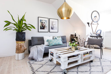 Diseño de salón para visitas nórdico de tamaño medio con paredes blancas, suelo de madera clara y suelo beige