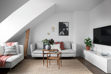 Modelo de salón abierto nórdico pequeño con paredes blancas, suelo de madera oscura y suelo marrón
