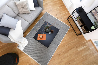 Immagine di un soggiorno moderno aperto con pareti bianche e pavimento in legno massello medio