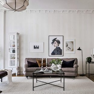Idéer för ett stort klassiskt separat vardagsrum, med ett finrum, beige väggar, mellanmörkt trägolv och beiget golv