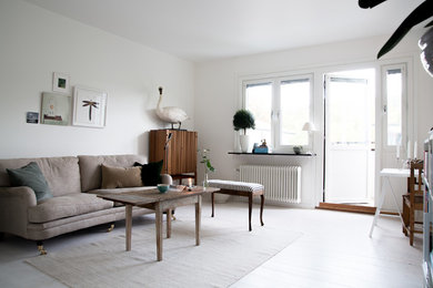 Foto på ett mellanstort nordiskt separat vardagsrum, med ett finrum, vita väggar och målat trägolv