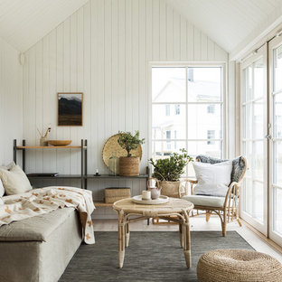 Foto på ett litet skandinaviskt vardagsrum, med beiget golv