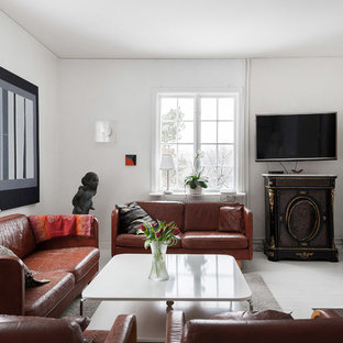 Inspiration för minimalistiska separata vardagsrum, med vita väggar, en standard öppen spis, en väggmonterad TV och vitt golv