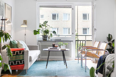 Стильный дизайн: открытая гостиная комната среднего размера в стиле фьюжн с белыми стенами - последний тренд