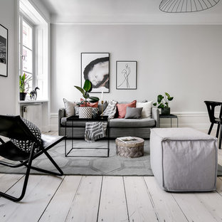 Idéer för att renovera ett mellanstort nordiskt allrum med öppen planlösning, med grå väggar, ljust trägolv, beiget golv och ett finrum