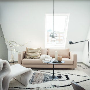 Idéer för ett mellanstort modernt vardagsrum, med vita väggar, ljust trägolv, en väggmonterad TV och beiget golv