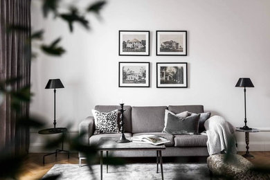 Cette image montre un salon traditionnel de taille moyenne avec un mur blanc et parquet peint.