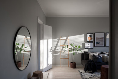 Modern inredning av ett mellanstort separat vardagsrum, med grå väggar och laminatgolv