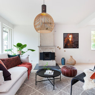 Idéer för att renovera ett mellanstort minimalistiskt allrum med öppen planlösning, med vita väggar, ljust trägolv och beiget golv