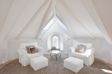 Mittelgroßes, Repräsentatives, Fernseherloses, Offenes Klassisches Wohnzimmer mit weißer Wandfarbe und hellem Holzboden in Stockholm