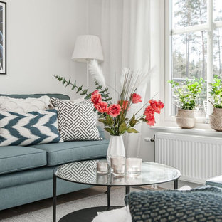 Idéer för att renovera ett litet vintage vardagsrum, med vita väggar, mellanmörkt trägolv och brunt golv