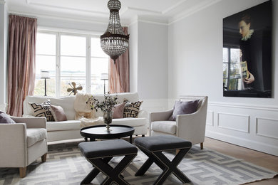 Repräsentatives, Fernseherloses, Großes, Offenes Klassisches Wohnzimmer ohne Kamin mit grauer Wandfarbe und hellem Holzboden in Stockholm
