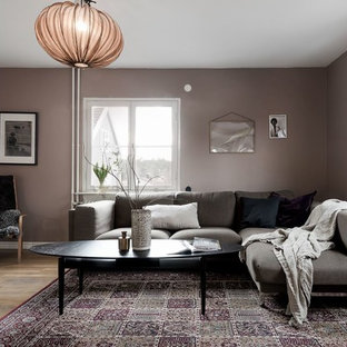 Exempel på ett minimalistiskt separat vardagsrum, med mellanmörkt trägolv, brunt golv och bruna väggar