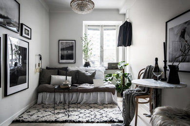 Идея дизайна: открытая гостиная комната среднего размера в скандинавском стиле с белыми стенами и светлым паркетным полом без телевизора