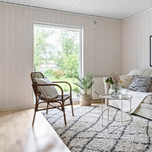 Exempel på ett skandinaviskt separat vardagsrum, med ett finrum, beige väggar, ljust trägolv och beiget golv