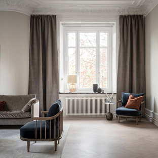 Inspiration för minimalistiska vardagsrum, med beige väggar, ljust trägolv och beiget golv