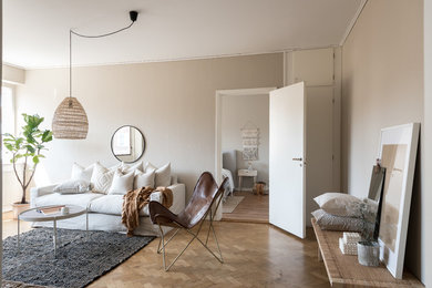 Idéer för mellanstora minimalistiska vardagsrum, med beige väggar