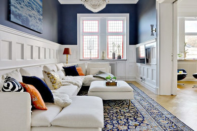 Idéer för att renovera ett stort vintage vardagsrum, med ett finrum, blå väggar, ljust trägolv och en väggmonterad TV