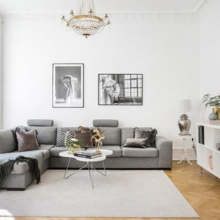 Idéer för att renovera ett skandinaviskt vardagsrum, med ett finrum, vita väggar, mellanmörkt trägolv och beiget golv