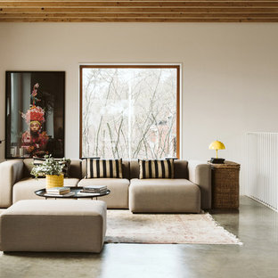 Inspiration för skandinaviska allrum med öppen planlösning, med beige väggar, betonggolv och grått golv