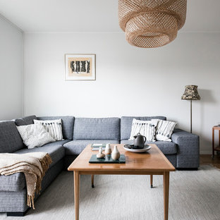 Inspiration för ett mellanstort nordiskt vardagsrum, med vita väggar och en hemmabar
