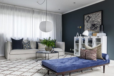Inspiration för moderna vardagsrum, med svarta väggar, ljust trägolv och vitt golv
