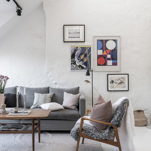 Bild på ett minimalistiskt vardagsrum, med ett finrum, vita väggar, en öppen hörnspis, en spiselkrans i trä och vitt golv