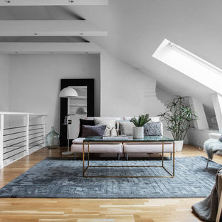 Idéer för att renovera ett minimalistiskt vardagsrum, med vita väggar, ljust trägolv och brunt golv