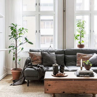 Foto på ett mellanstort minimalistiskt separat vardagsrum, med vita väggar, ljust trägolv och beiget golv