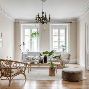 Inspiration för ett mellanstort skandinaviskt separat vardagsrum, med beige väggar, ljust trägolv och beiget golv