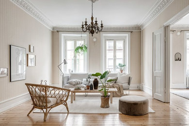 Inspiration för ett mellanstort skandinaviskt separat vardagsrum, med beige väggar, ljust trägolv och beiget golv