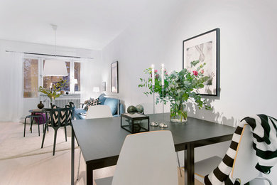 Cette image montre une salle à manger minimaliste de taille moyenne avec un mur blanc et parquet peint.