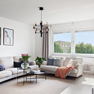 Inspiration för ett nordiskt vardagsrum, med vita väggar, ljust trägolv och beiget golv