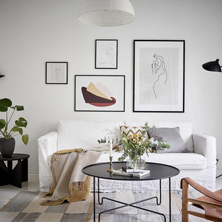 Inspiration för skandinaviska vardagsrum, med vita väggar och vitt golv
